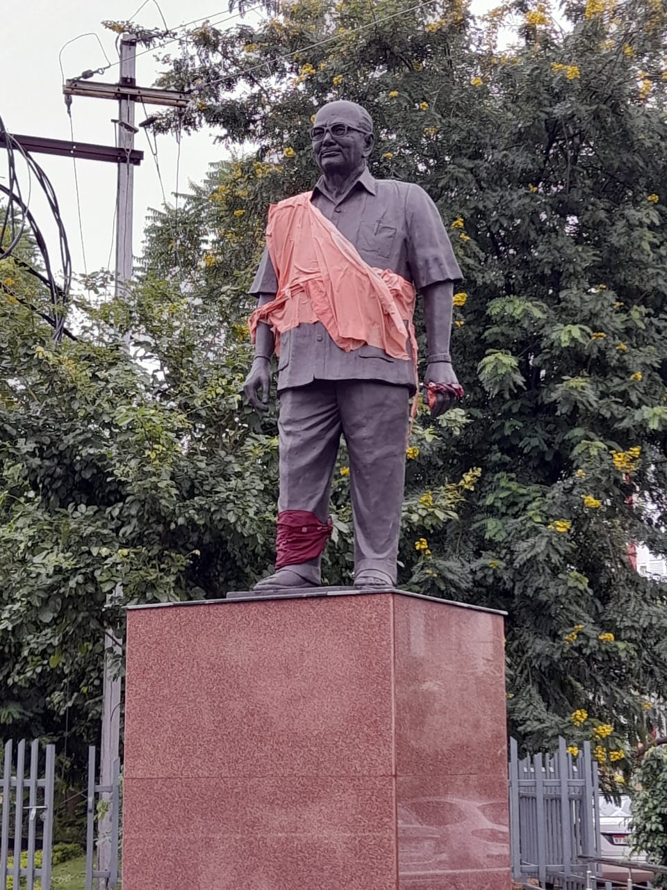 व्यापमं चौराहे पर लगी पूर्व सीएम अर्जुन सिंह की प्रतिमा पर बारिश में हवा से कपड़ा हट गया था। कई बार पहले भी ढंकी हुई प्रतिमा का कपड़ा हट चुका है।