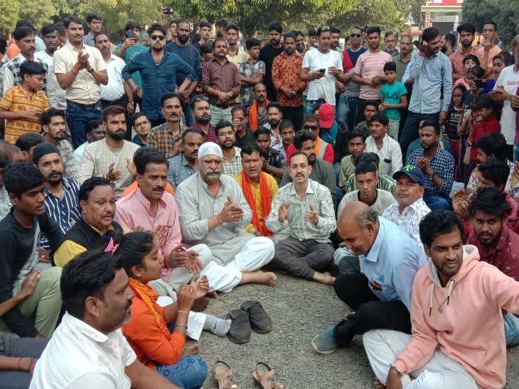 स्कूल में नारेबाजी करते हिंदूवादी संगठन के लोग।