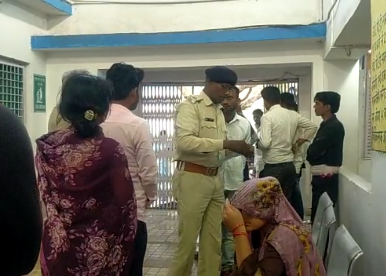 अस्पताल में लगी परिवार वालों की भीड़।