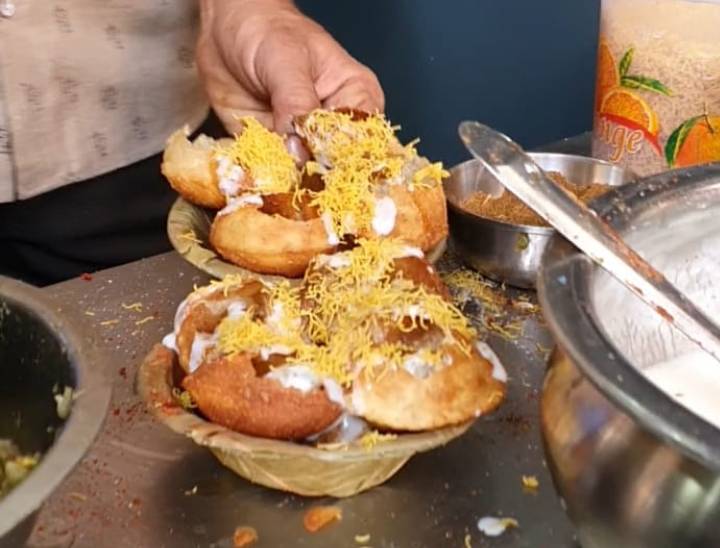 इसे देखते ही मुंह में पानी आना स्वाभाविक है। दुकान पर दही पुरी भी मिलती है।