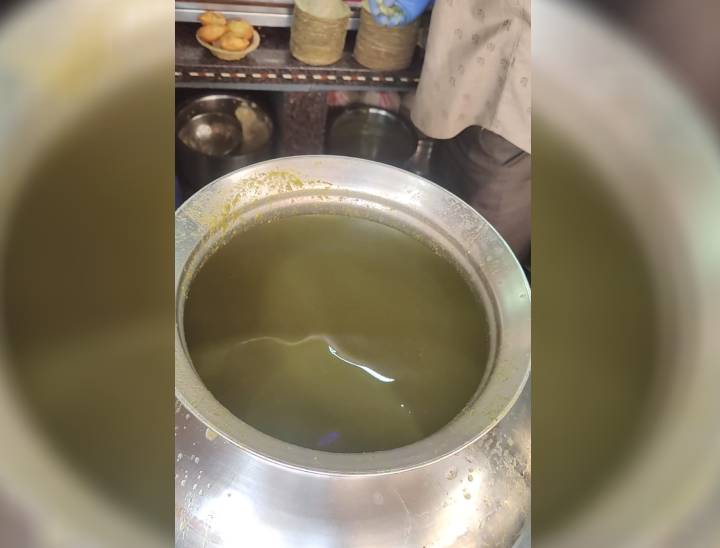 45 लीटर के स्टील के घड़े में खट्टा पानी रखा जाता है। दुकान पर रोजाना 60 लीटर पानी की खपत होती है।