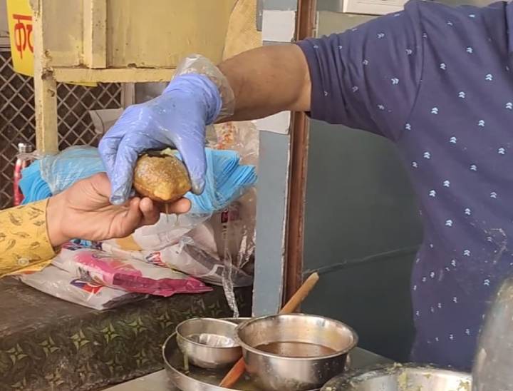 दुकान पर पहली बार आने वाले ग्राहक पानीपुरी का साइज देखकर हैरान हो जाते हैं। एक बार में इस पताते को कोई नहीं खा पाता।