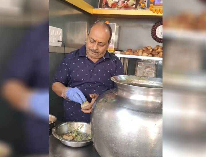 पानीपुरी की दुकान पर सफाई और हाइजीन का खास खयाल रखा जाता है। दुकानदार ग्लव्स पहनकर पानीपुनी बनाकर ग्राहकों को खिलाते हैं।