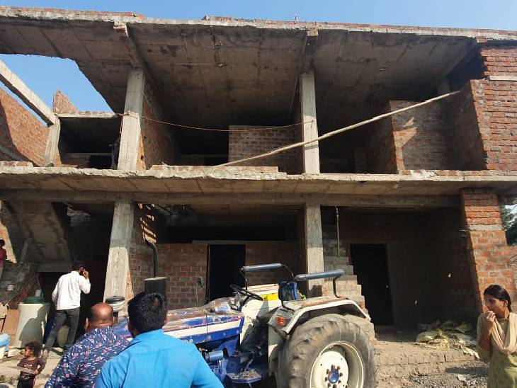 अवैध निर्माण हटाने पहुंची नगर निगम की टीम।