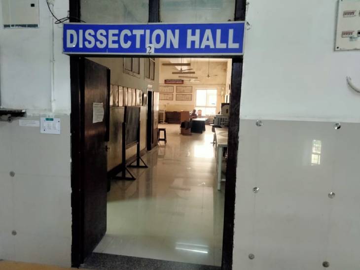 एनाटॉमी डिपार्टमेंट स्थित इस हॉल में स्टूडेंट डेड बॉडी पर प्रैक्टिकल करते हैं। अभी यहां 12 बॉडी हैं। अब प्रैक्टिकल हिंदी में कराए जाएंगे।