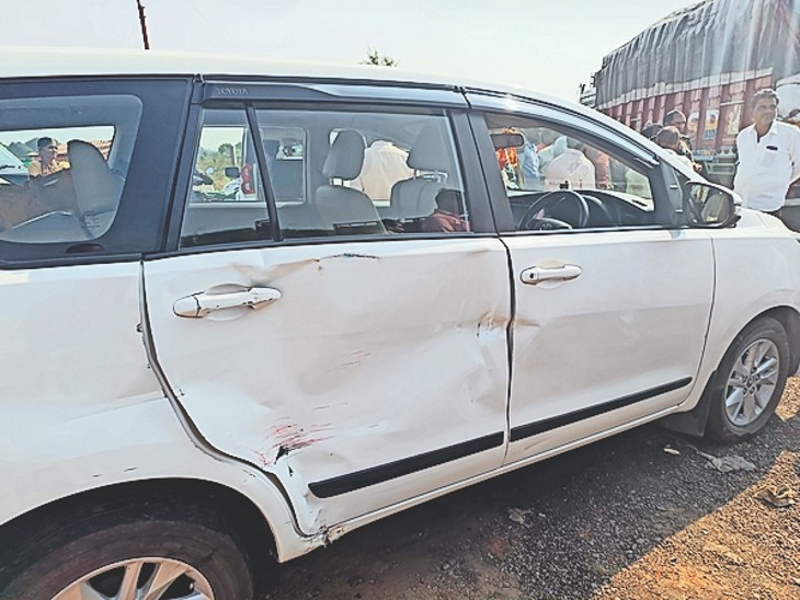 टक्कर के बाद इस तरह क्षतिग्रस्त हो गई कार। - Dainik Bhaskar