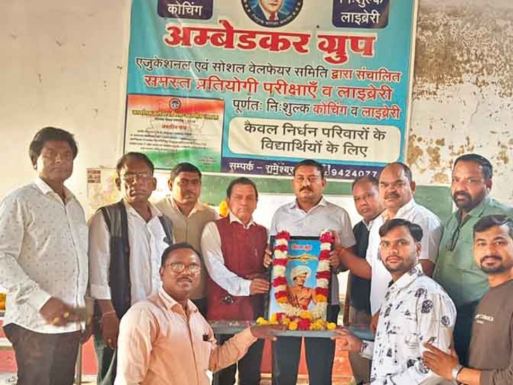 पदाधिकारियों ने बिरसा मुंडा जयंती मनाई। - Dainik Bhaskar
