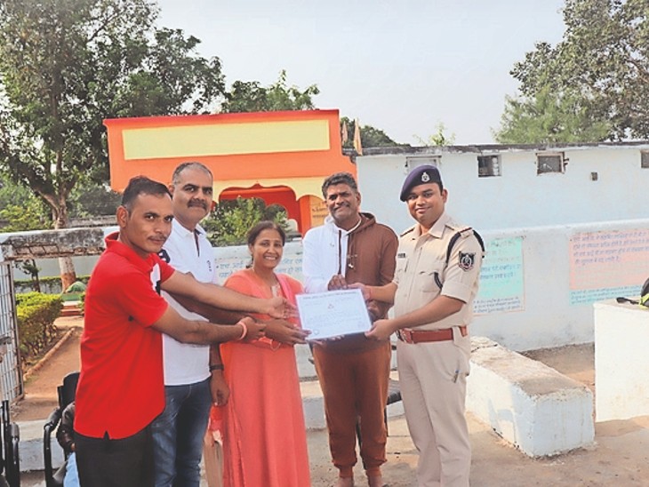 जेल विभाग ने योग शिक्षिका व आयोजकों को प्रमाण पत्र बांटे - Dainik Bhaskar
