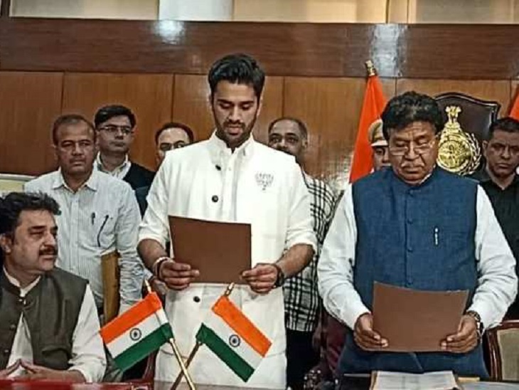 भव्य को देखते ही चंद्रमोहन ने गले लगाया; आदमपुर उपचुनाव में कांग्रेस का  प्रचार नहीं किया | Bhavya Bishnoi MLA Adampur | MLA Bhavya Bishnoi Meeting  Former Deputy CM Chandramohan ...