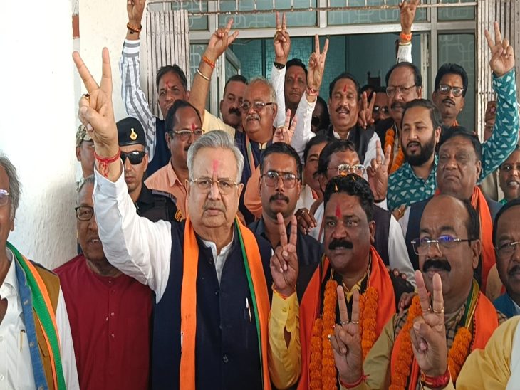 ब्रह्मानंद नेताम के नामांकन के दौरान रमन सिंह।