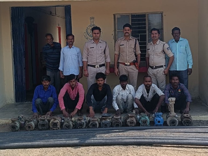 मोटर चोरी करने वाले आरोपियों के साथ पुलिस टीम। - Dainik Bhaskar
