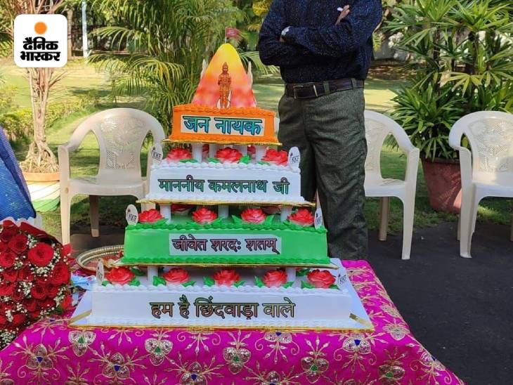 केक 4 लेयर का है। चौथी लेयर पर हनुमान जी की फोटो है। मंदिर की तरह शिखर है। झंडा भी लगा हुआ है। इसी केक को काटने को लेकर बवाल हो रहा है।