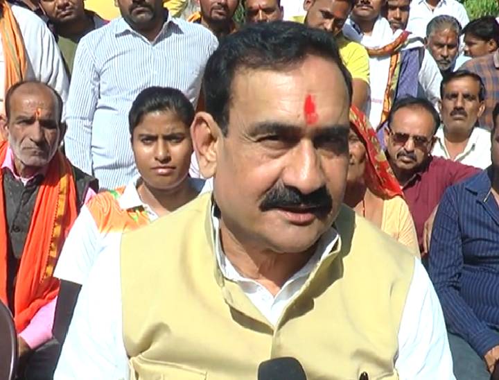 गृहमंत्री डॉ. नरोत्तम मिश्रा गुरुवार को दतिया में थे। इस दौरान उन्होंने कांग्रेस अध्यक्ष कमलनाथ को लेकर कहा- कि कमलनाथजी आस्थाओं पर कुठाराघात करना बंद करिए।
