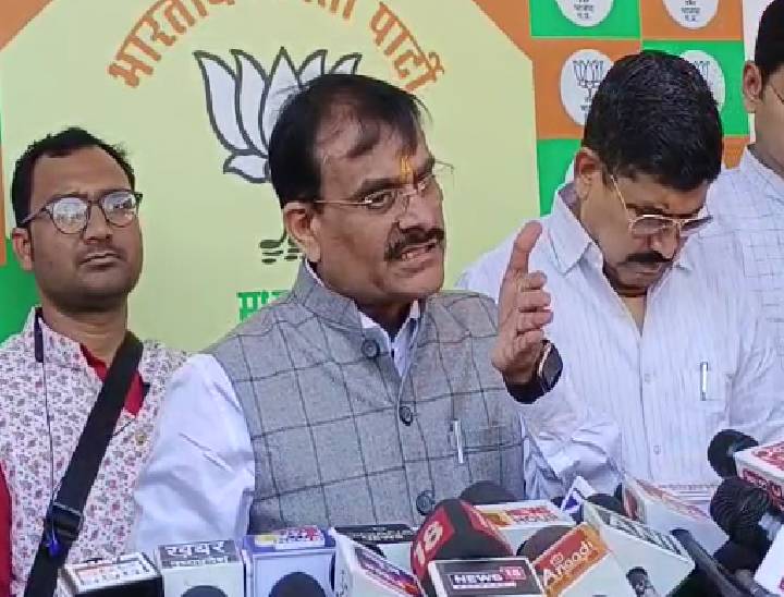 BJP प्रदेश अध्यक्ष वीडी शर्मा ने गुरुवार को प्रेस कॉन्फ्रेंस में कहा कि कमलनाथ जी ने मंदिरनुमा और हनुमान जी का चित्र लगा केक काटकर हिंदुओं की आस्था को चोट पहुंचाई है।