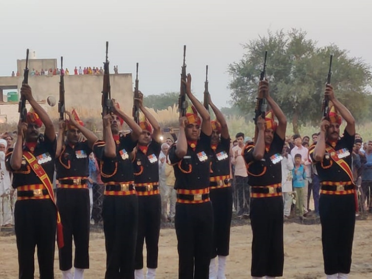 शहीद कर्नल रमेश सिंह राठौड़ का सैन्य सम्मान से अंतिम संस्कार किया गया और उनको गार्ड ऑफ ऑनर दिया गया।