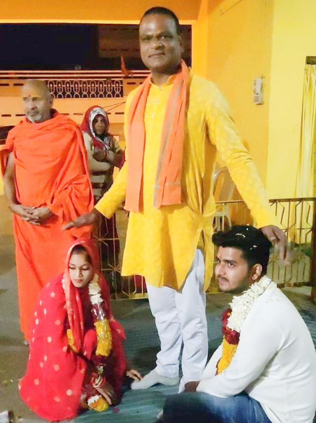 चैतन्य सिंह से आशीर्वाद लेते नैंसी और दीपक