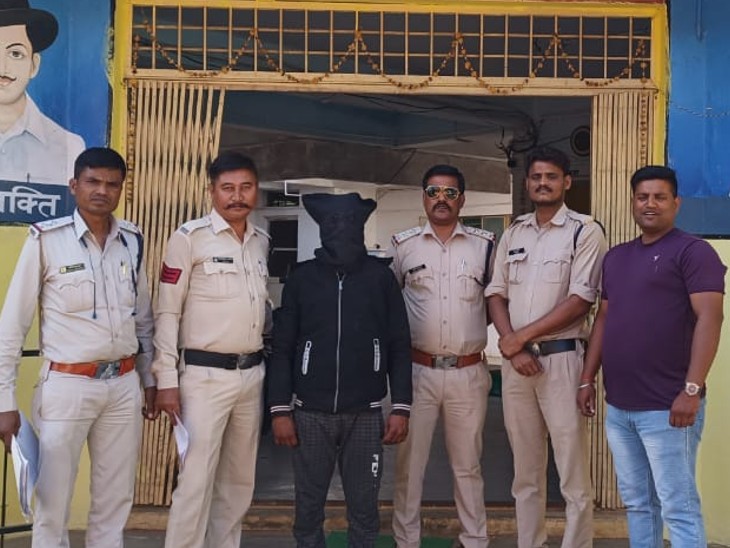 पुलिस गिरफ्त में लूट व चोरी का आरोपी सत्यम। - Dainik Bhaskar