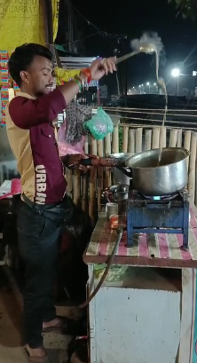 अंतर की दुकान में चाय के दो दाम हैं। दिल टूटने वाले को 5 रुपए में चाय मिलती है। कपल को वही चाय 10 रुपए में।