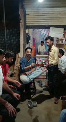 प्यार में धोखे के डेढ़ साल बाद दुकान खोली। अब यहां रात 10 बजे तक भीड़ लगी रहती है।