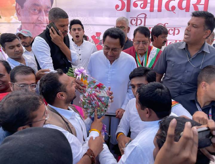 शुक्रवार को पूर्व सीएम कमलनाथ का कांग्रेसियों ने बर्थडे मनाया। भोपाल में हजारों कांग्रेसी जुटे थे।