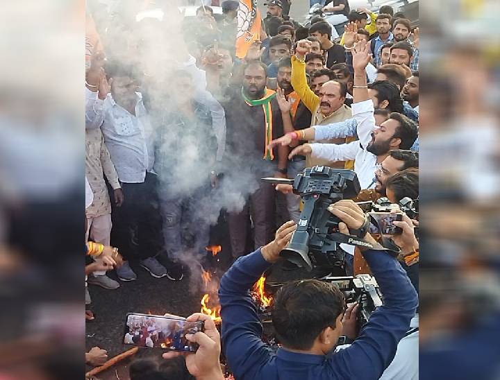 भाजपा ने शुक्रवार को प्रदेशभर में कमलनाथ के पुतले फूंके। भोपाल में रोशनपुरा चौराहे पर पुतला दहन हुआ।