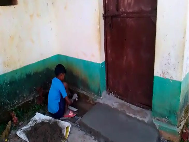 मिस्त्री का काम करता हुआ छात्र।
