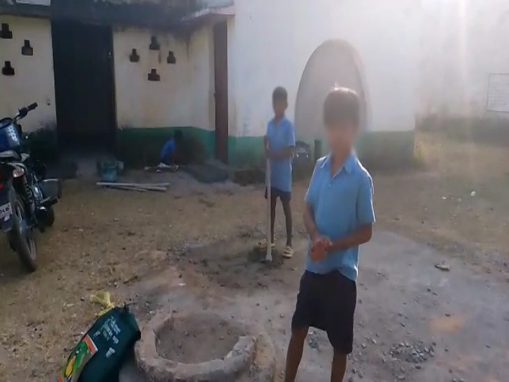 बच्चे मजदूरी का काम करते हुए।