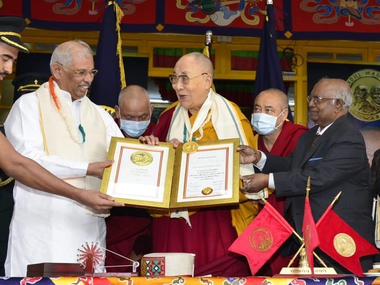 राज्यपाल राजेद्र विश्वनाथ आर्लेकर धर्मगुरू दलाई लामा को सम्मानित करते हैं। - दैनिक भास्कर