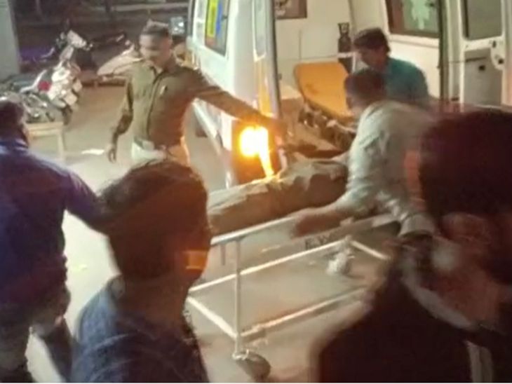 देवास जिला अस्पताल में सभी घायलों को भर्ती करवाया गया है।