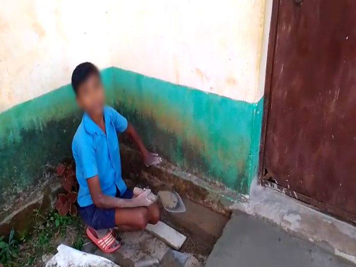 बच्चा प्लास्टर लगाता हुआ।