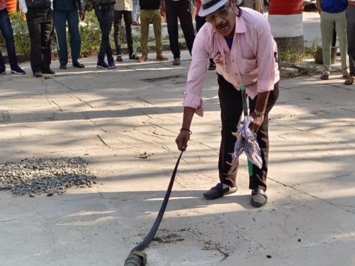 पाइप में बैठे कोबरा को रेस्क्यू कर पकड़ा।
