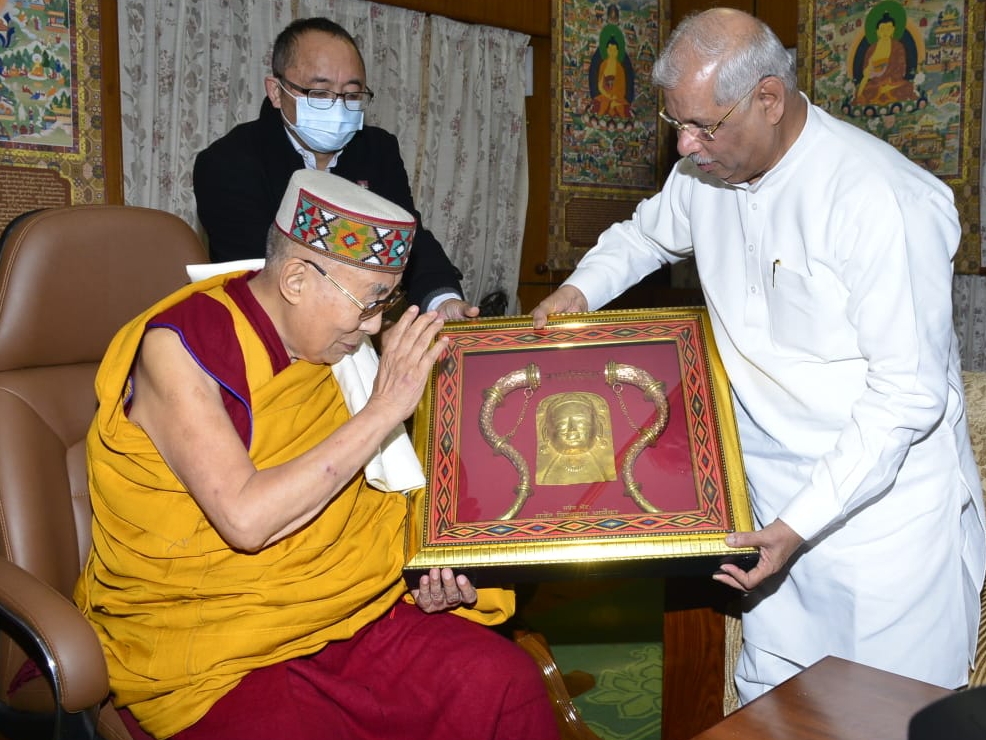 धर्मगुरू द लाइ लामा को राज्यपाल ने किया सम्मानित।