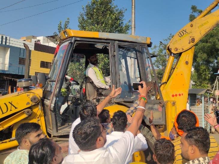 चौक बाजार में ग्राहकों की गाड़ियां पार्क करने के लिए 5 दिन पहले व्यापारियों द्वारा खाली करी गई जमीन पर शुक्रवार को ठेले वाले अतिक्रमण करने पहुंच गए। - Dainik Bhaskar
