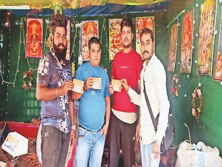 अभियान में शामिल कार्यकर्ता। - Dainik Bhaskar