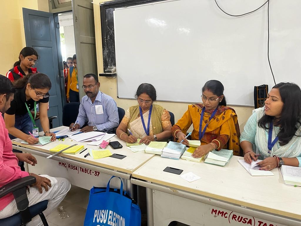 मगध महिला कॉलेज में बने बूथ पर मतदान करने पहुंची छात्रा।
