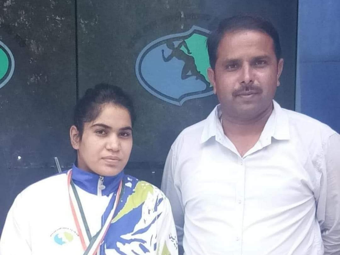 अपने पहले कोच और खेल शिक्षक योगेश जाणी के साथ पूजा जाट।