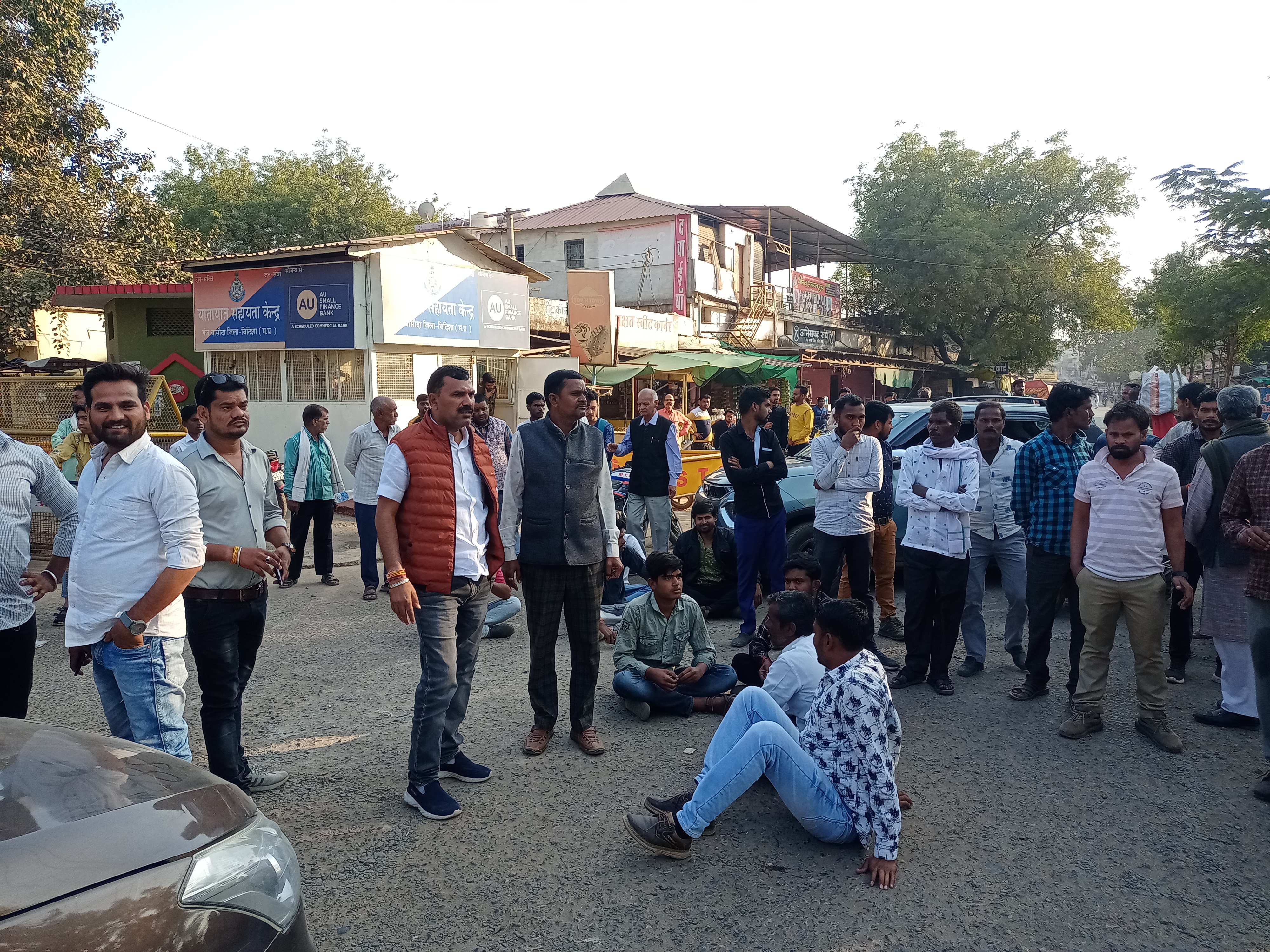 भाजपा नेता व जनपद सदस्य के भाई पर FIR कराने की मांग को लेकर जयस्तंभ चौक पर प्रदर्शन करते भाजपा नेता।