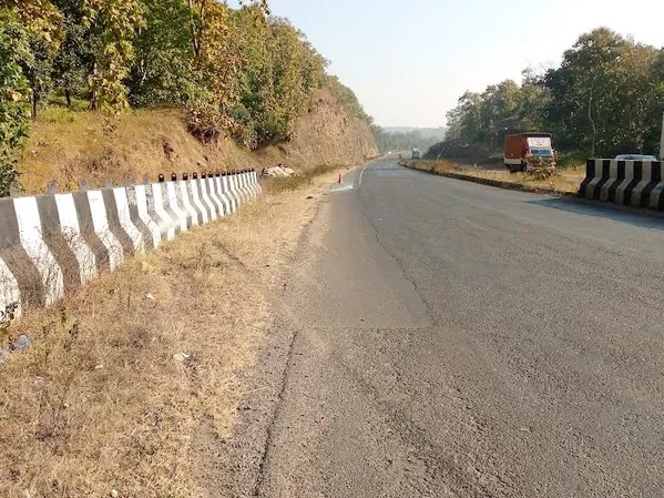 बंजारी माता घाटी में बड़ा हादसा : अनियंत्रित होकर पलटा वाहन बंजारी माता घाटी में बड़ा हादसा : अनियंत्रित होकर पलटा वाहन
