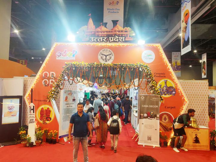 दिल्ली के प्रगति मैदान स्थित इंटरनेशनल ट्रेड फेयर में यूपी पवेलियन के सभी स्टॉल पर खूब भीड़ उमड़ रही है।
