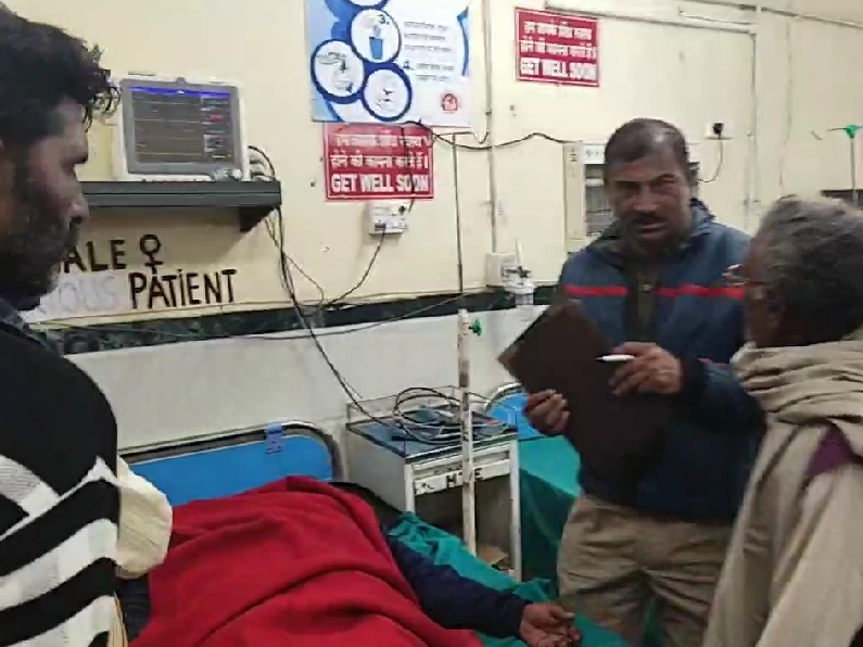 परिजन के घायल होने के बारे में जानकारी लेते हुए।