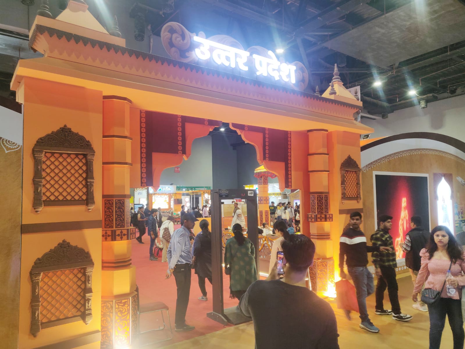 UP पवेलियन का एंट्री गेट अयोध्या के श्रीराम मंदिर एंट्री गेट की तरह है।