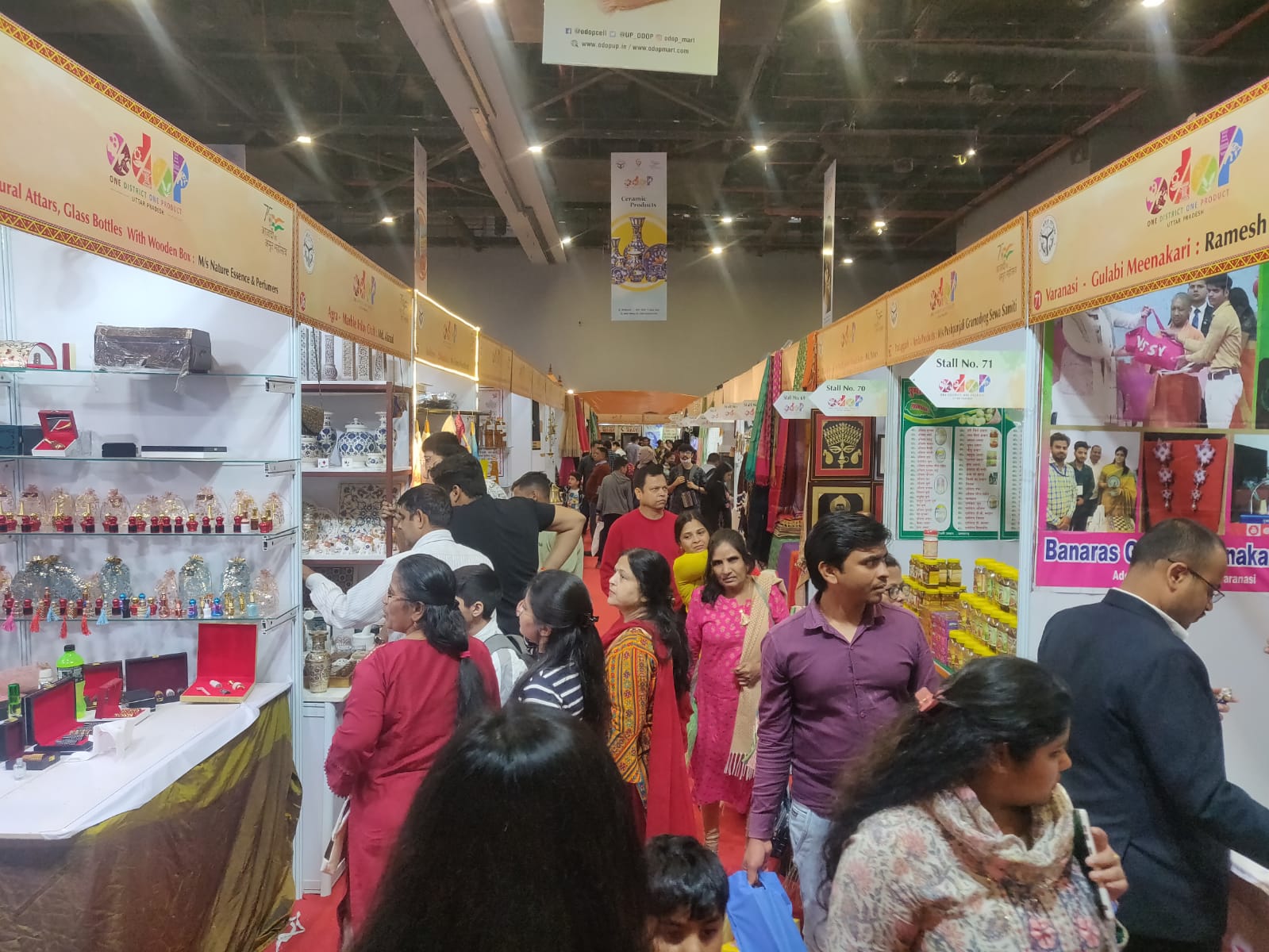 UP पवेलियन में लगे उत्तर प्रदेश के अलग-अलग शहरों के प्रमुख प्रोडक्ट के स्टॉल।