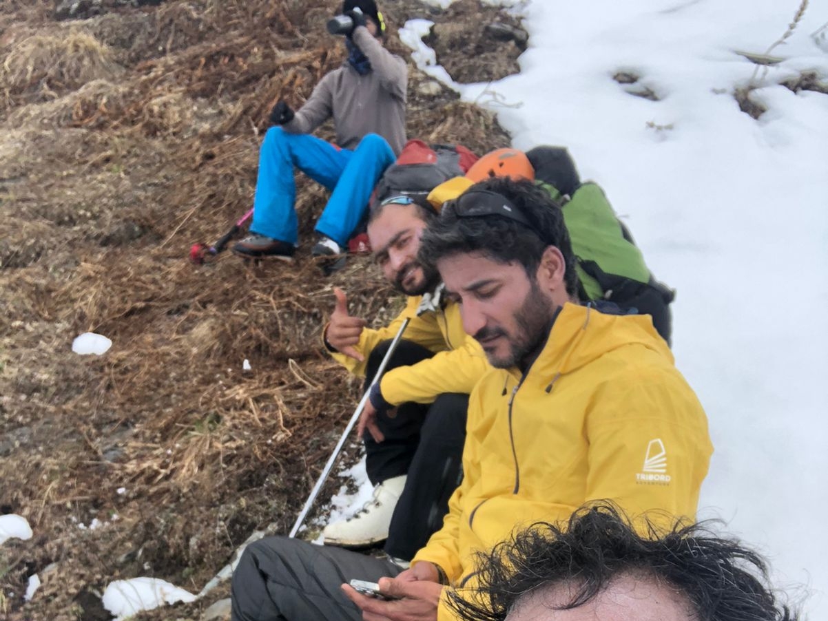 कार्य पर निकले दोस्त।