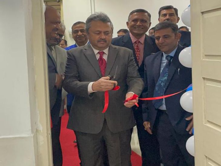वीडियो कॉन्फ्रेंसिंग डिस्टेंस पॉइंट का लोकार्पण करते मध्यप्रदेश हाई कोर्ट के मुख्य न्यायाधिपति न्यायमूर्ति रवि मलिमठ। - Dainik Bhaskar