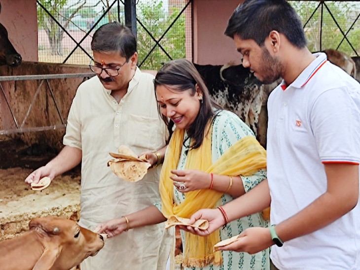 गौशाला में गाय को रोटी खिलाते गौ भक्त। - Dainik Bhaskar