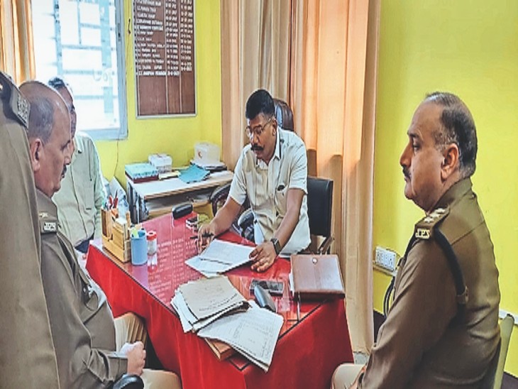 औचक निरीक्षण करते पुलिस अधीक्षक। - Dainik Bhaskar