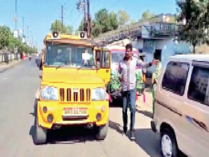अतिक्रमण हटाने के नाम पर निगम की रिमूवल गैंग के कर्मचारी दादागिरी कर रहे हैं। - Dainik Bhaskar