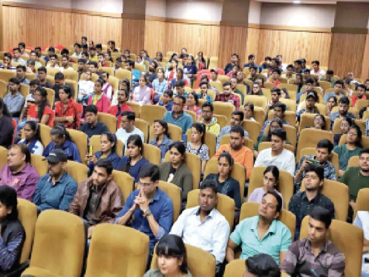 प्रतियोगी परीक्षाओं की तैयारी करने के लिए सबसे पहले सिलेबस को कठिन, मध्यम और सरल की तीन श्रेणियों में बांट लें। - Dainik Bhaskar