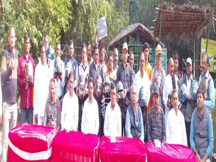 गाेंदूडीह में आयोजित सम्मान समराेह में शामिल सम्मानित पुरस्कृत। - jharkhand samachar