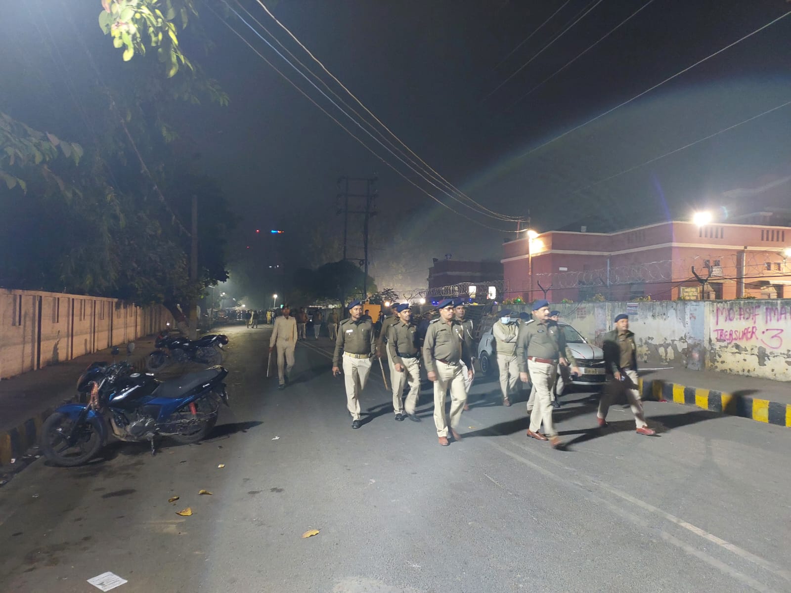 रात में गश्ती लगाते पुलिस अधिकारी।